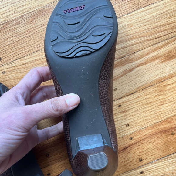 Tsubo Brown Heels with Cushioned Insole and Elegant Design - Picture 4 of 7